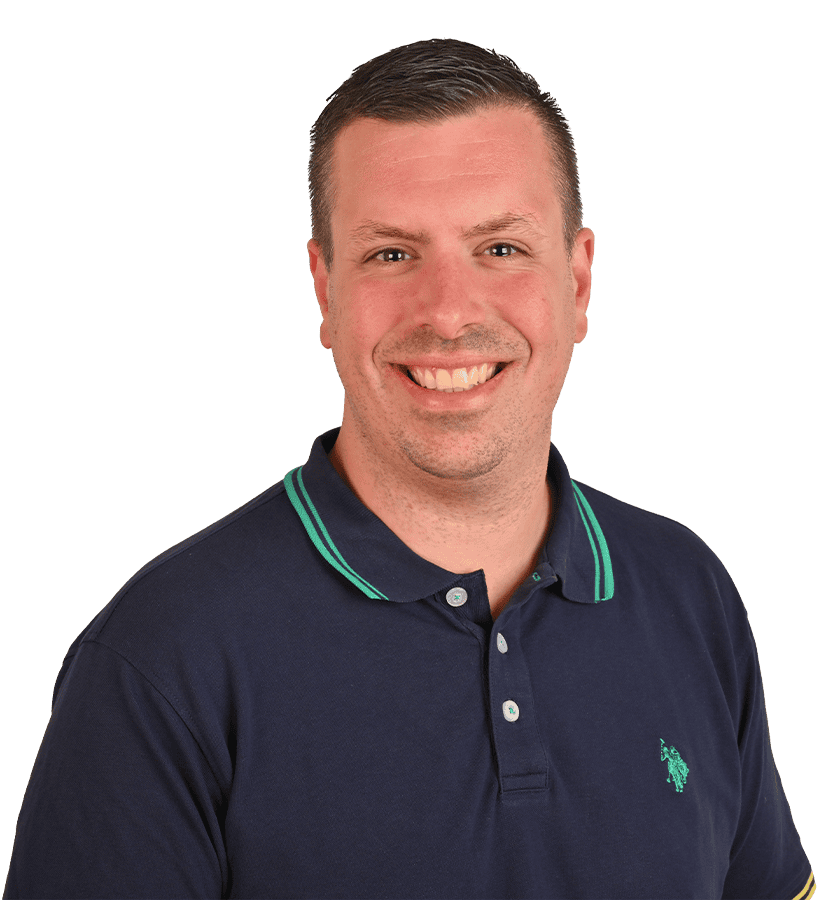 Ein lächelnder Mann, der ein Poloshirt trägt.