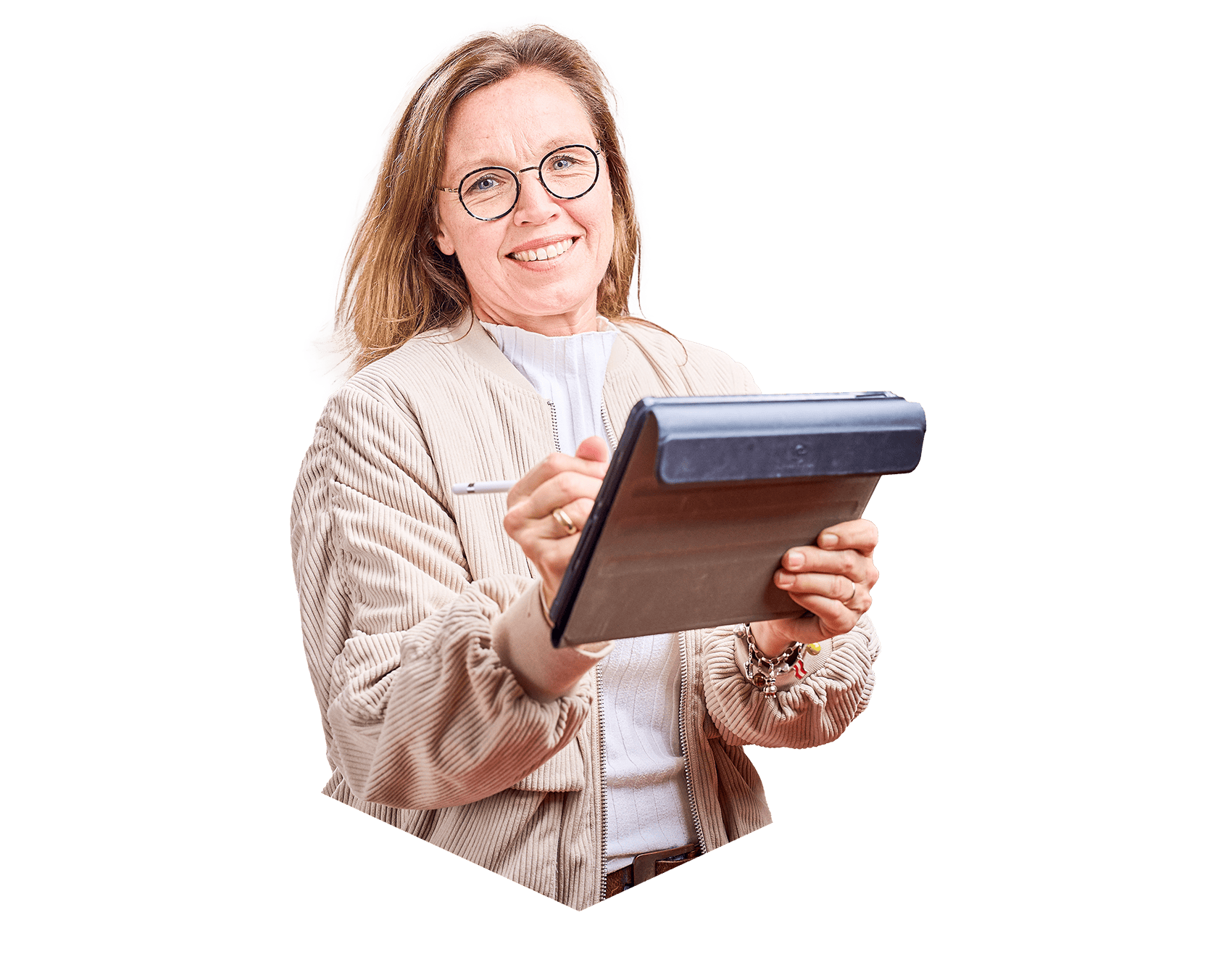 Lächelnde Frau mit einem IPad und Apple Pencil in der Hand.