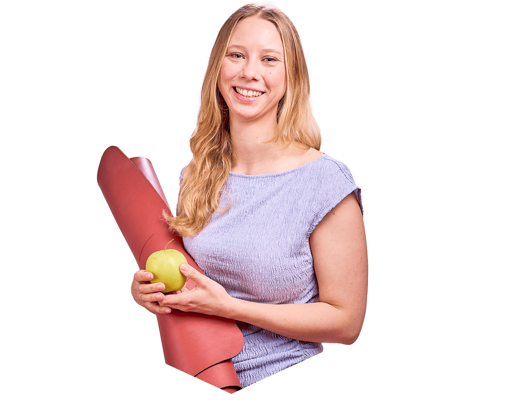 Lächelnde Frau mit einer Sportmatte und einem Apfel in der Hand