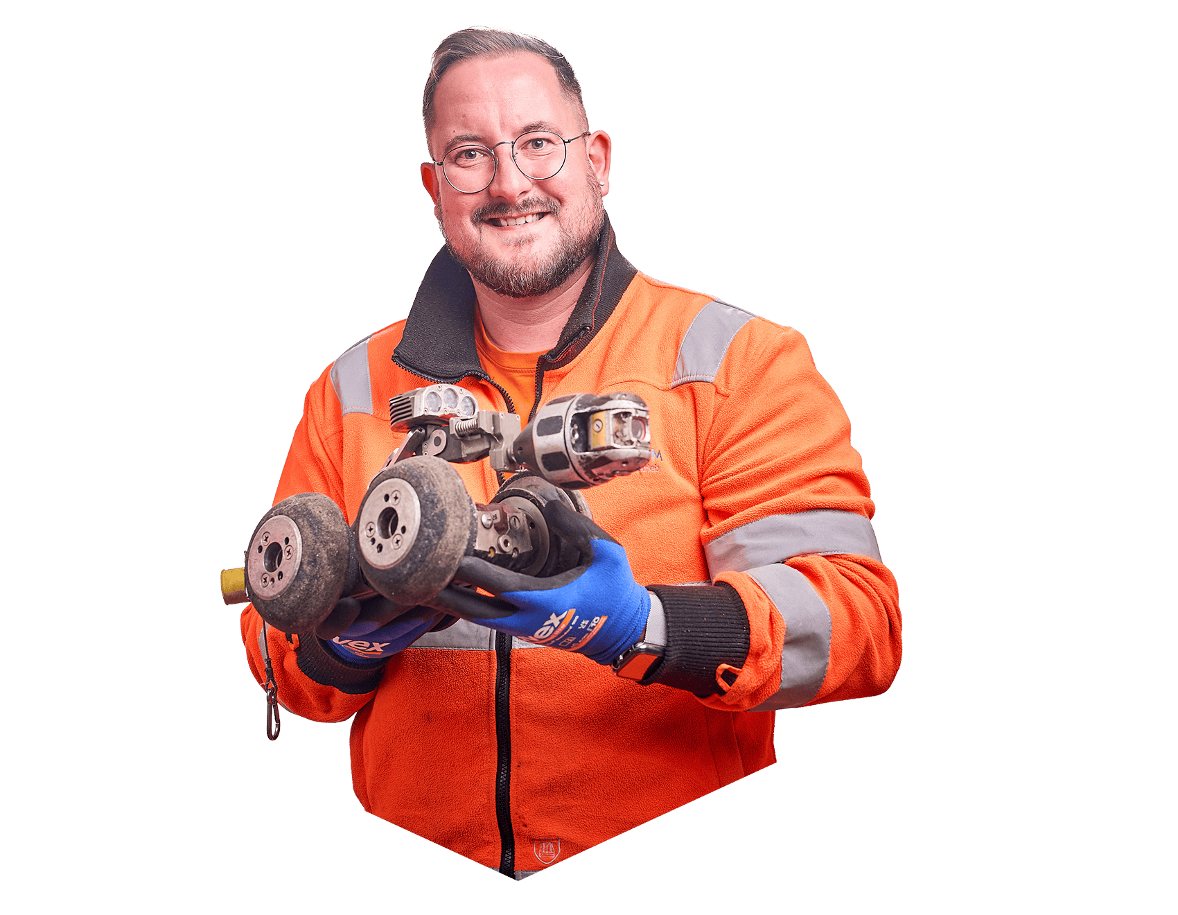 Ein lächelnder Mann trägt orangene Arbeitskleidung und hält einen Roboter in den Händen.