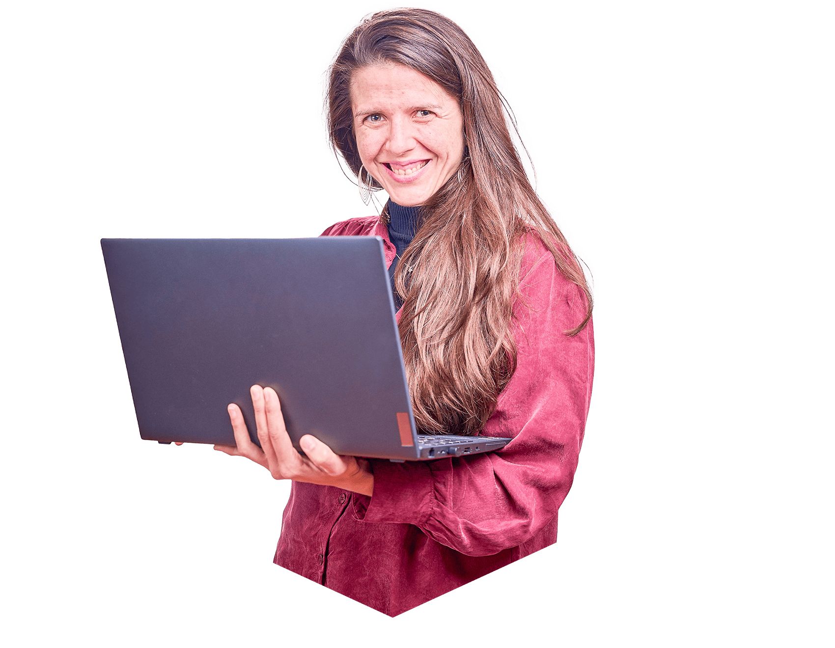 Eine Frau schaut lächelnt in die Kamera und hat einen Laptop in der Hand.