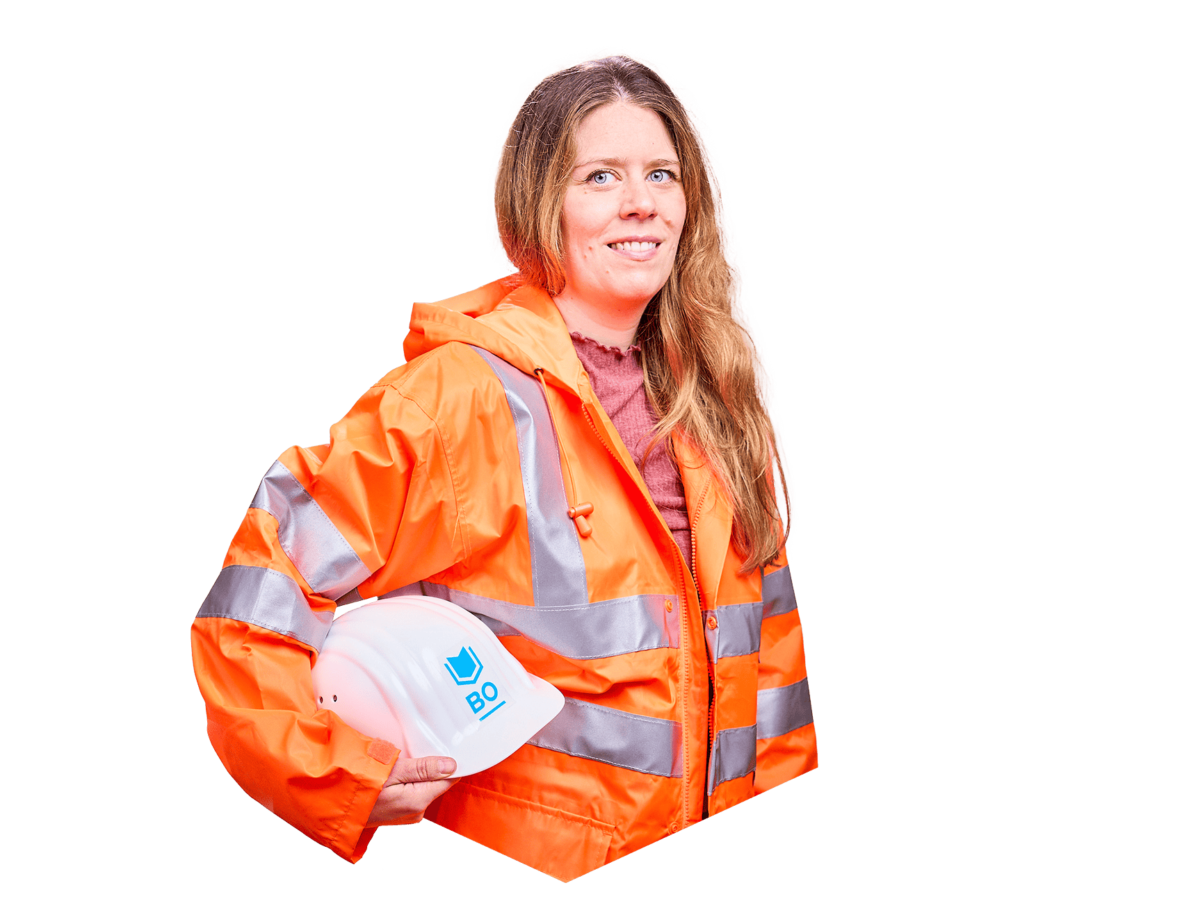 Eine Frau in orangener Arbeitskleidung schaut lächelnt in die Kamera und trägt einen Arbeitshelm unter ihrem Arm.