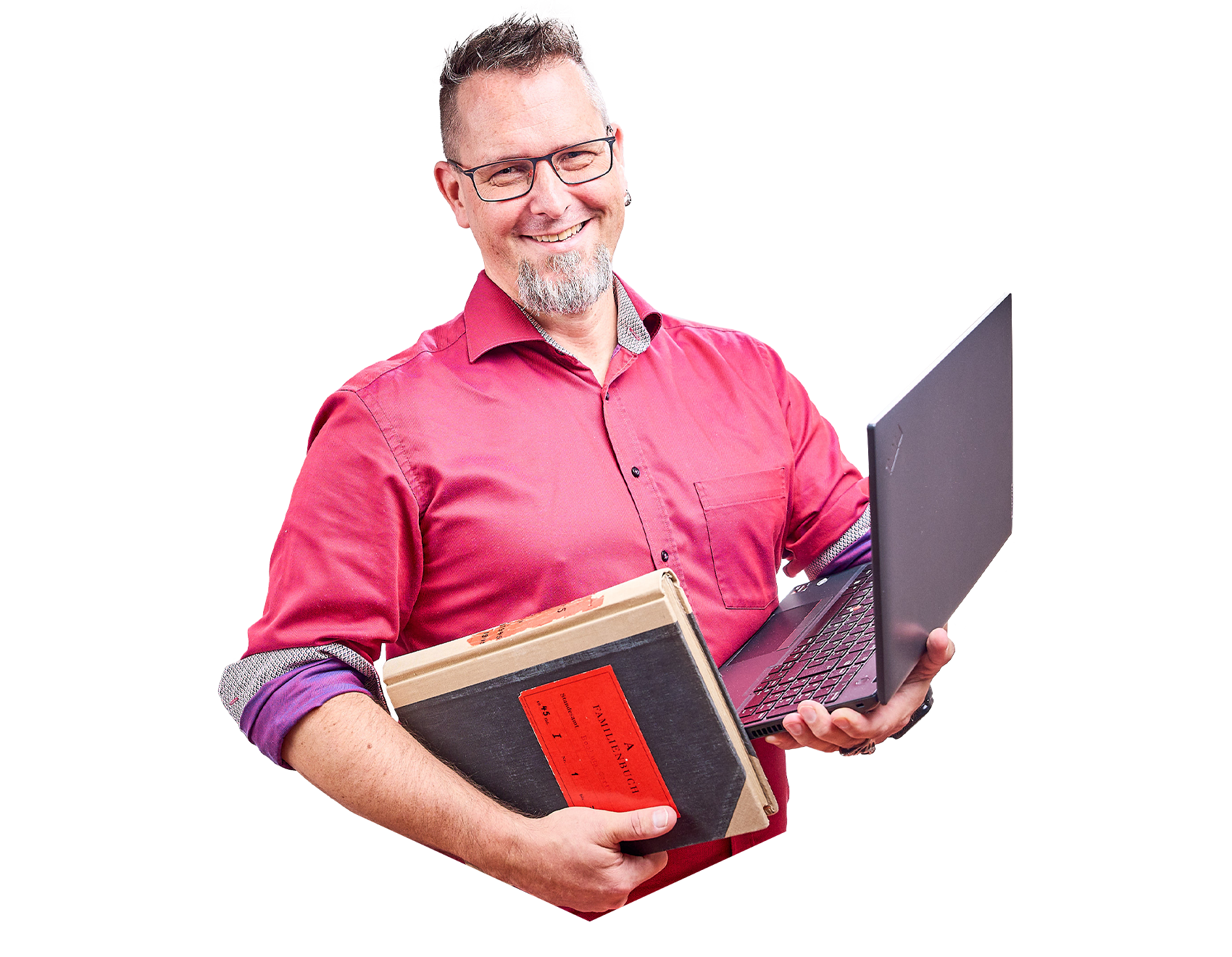 Ein Mann in einer roten Bluse hat einen Laptop und ein Buch in seinen Händen.