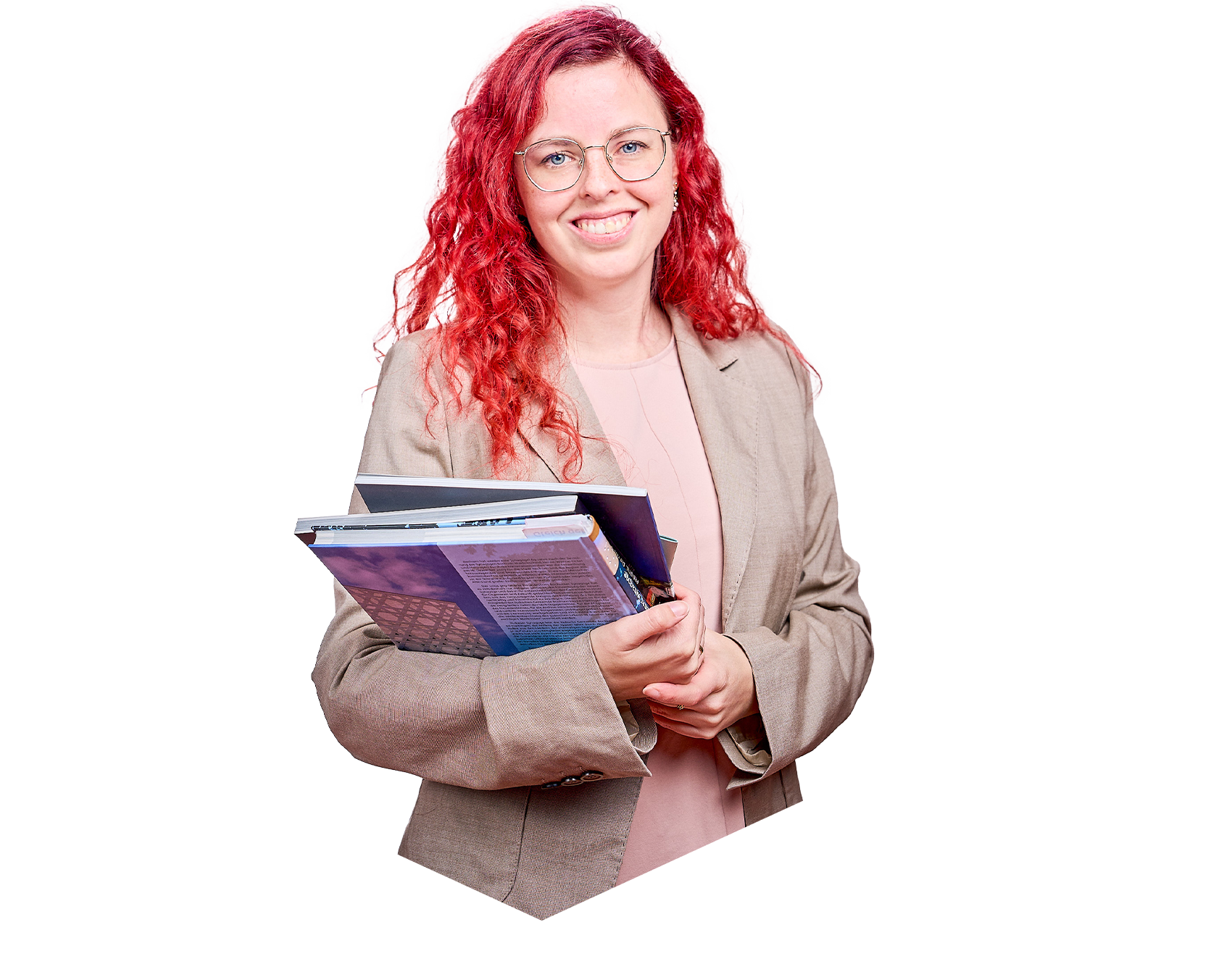 Eine Frau mit roten Haaren und einer Brille lächelt in die Kamera und hat Bücher in der Hand.