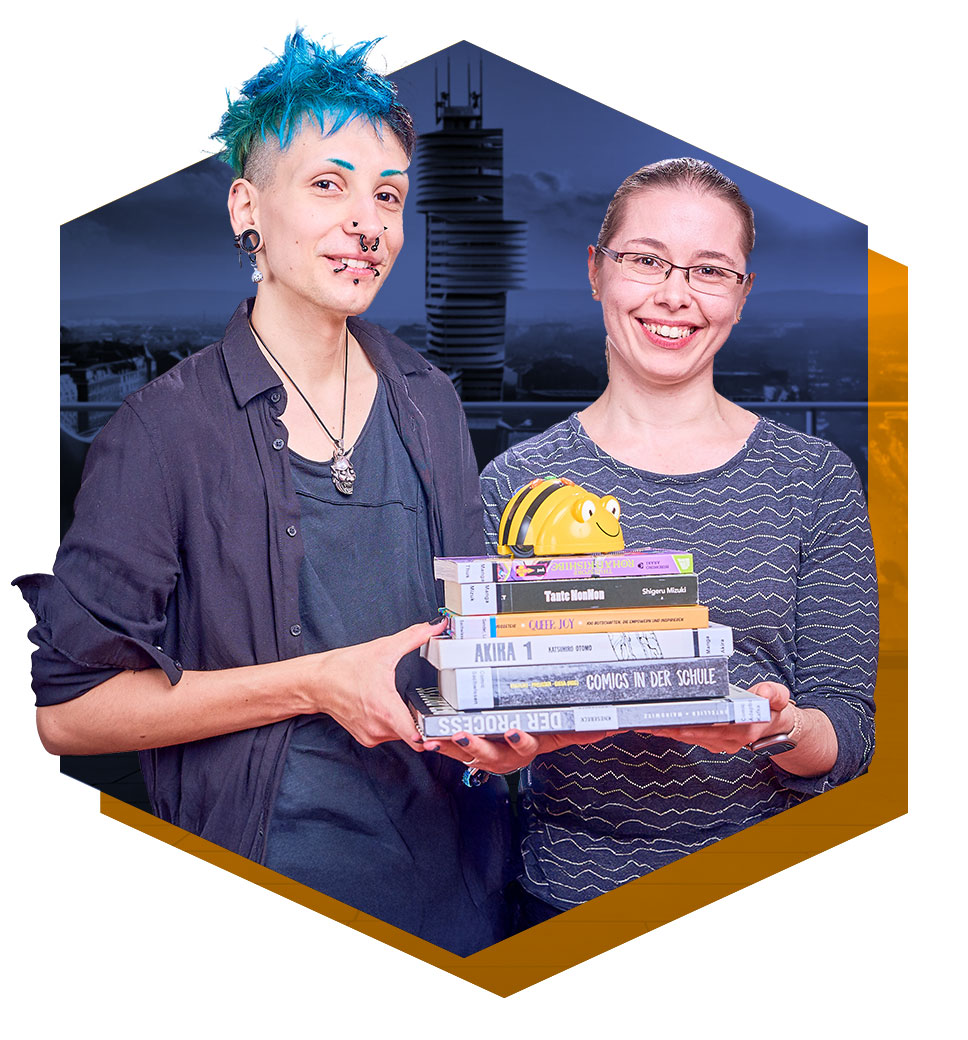 Zwei lächelnde Frauen, die gemeinsam mehrere Bücher in den Händen halten.