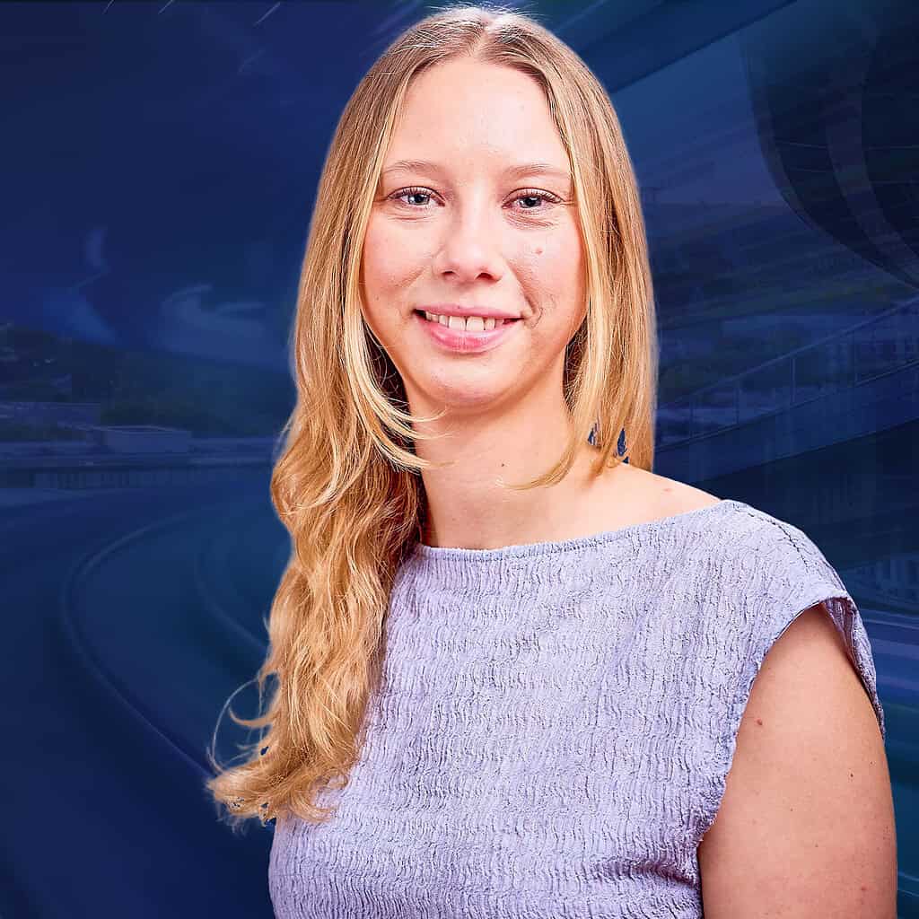 Lächelnde junge Frau mit langen blonden Haaren