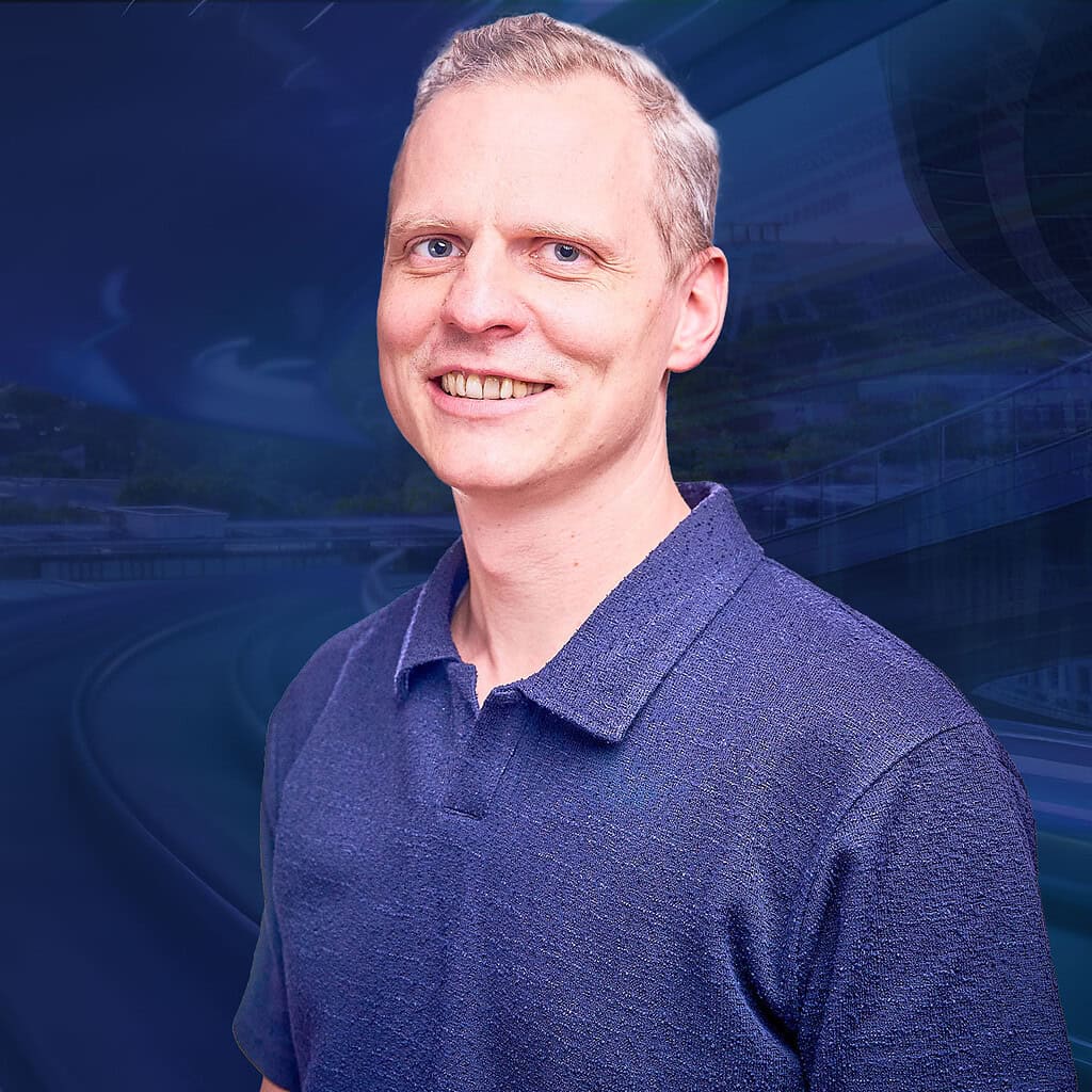 Lächelnder Mann mit einem blauen T-shirt