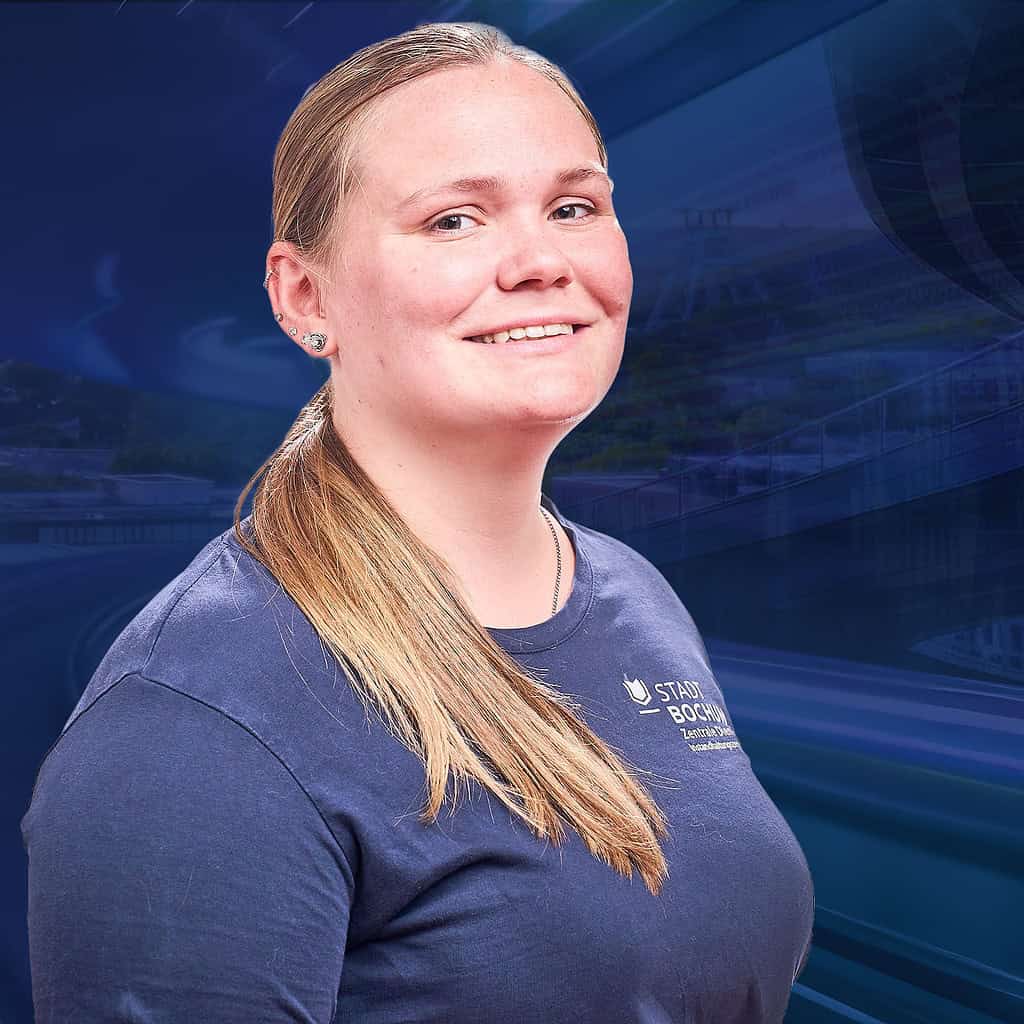 Eine lächelnde Frau mit langen blonden Haaren und Zopf trägt das T-Shirt der Stadt Bochum.