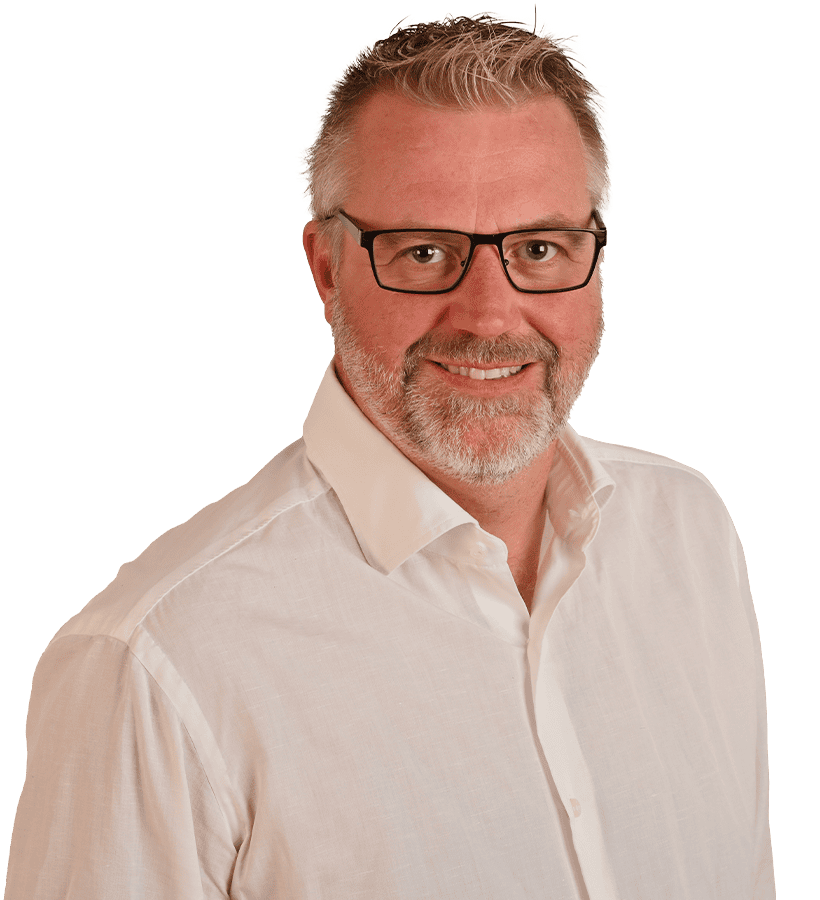 Ein lächelnder Mann, der ein weißes Hemd und eine schwarze Brille trägt.