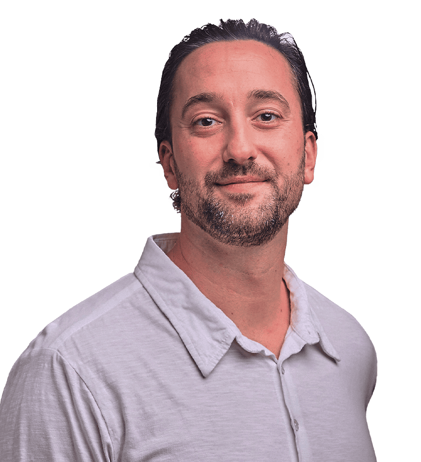 Ein lächelnder Mann, der ein weißes Hemd trägt.