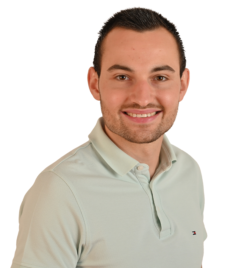 Ein Mann mit einem Poloshirt, der freundlich in die Kamera lächelt.