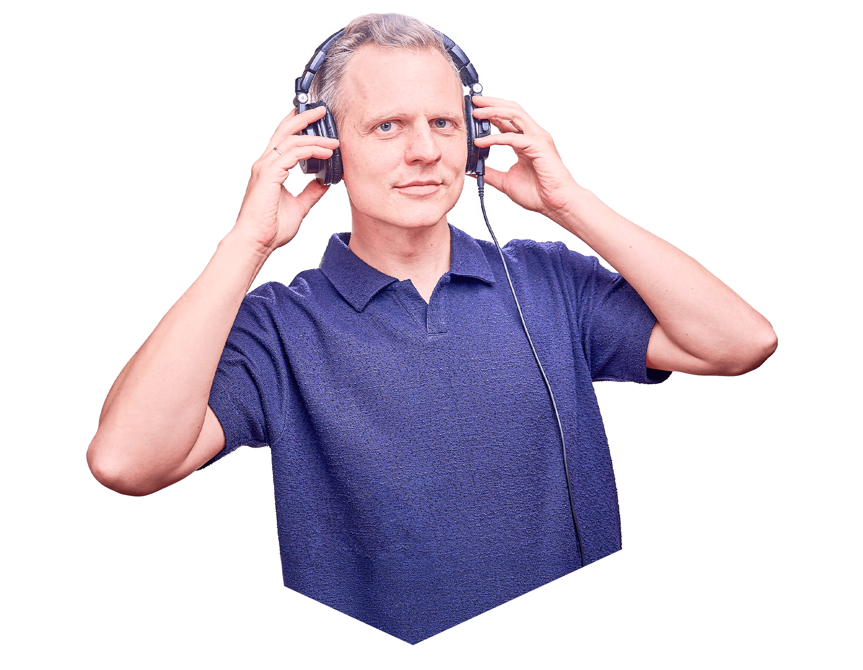 Mann mit blauem Poloshirt und Kopfhörer