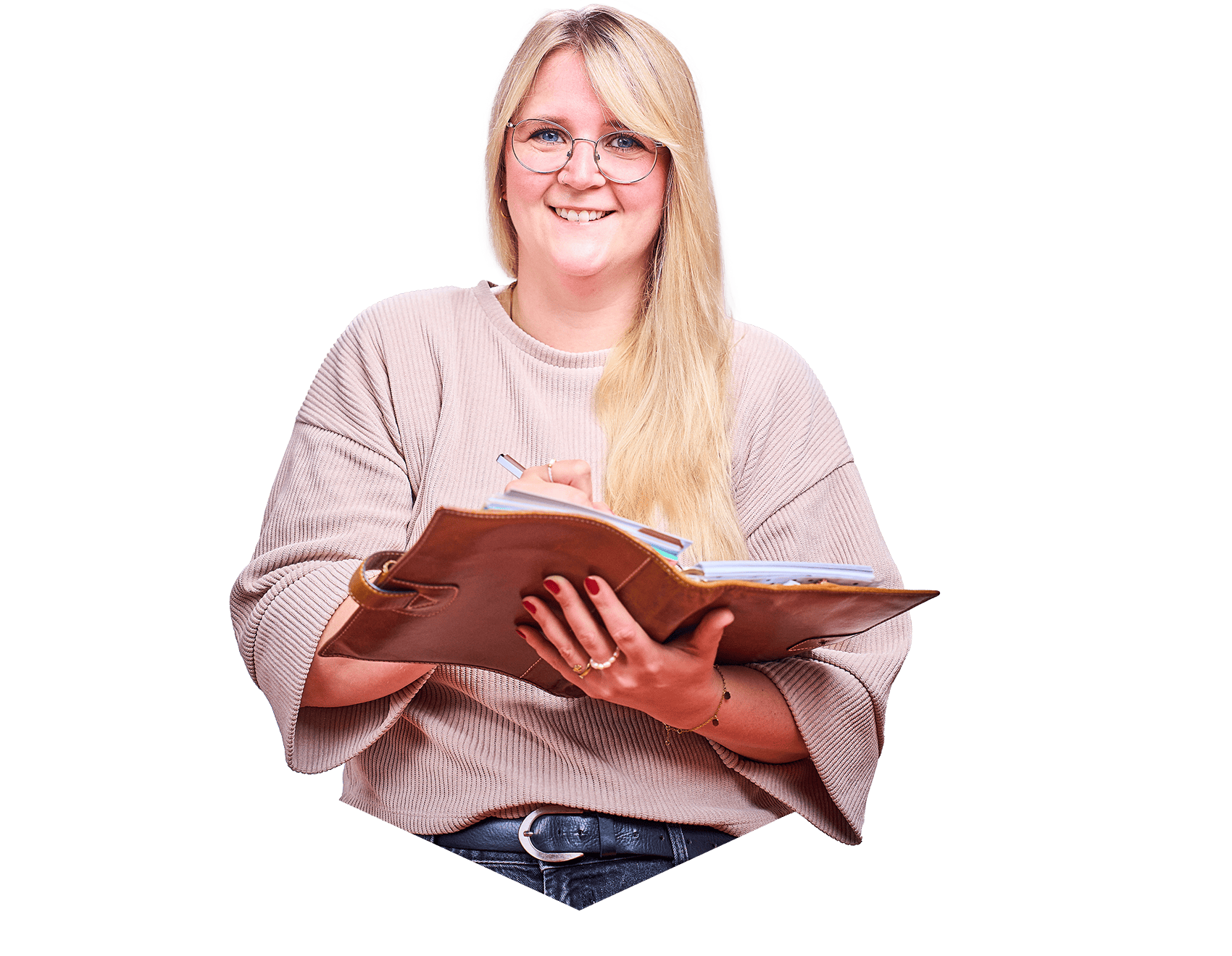 Junge blonde Frau mit Brille und Kalender in der Hand.