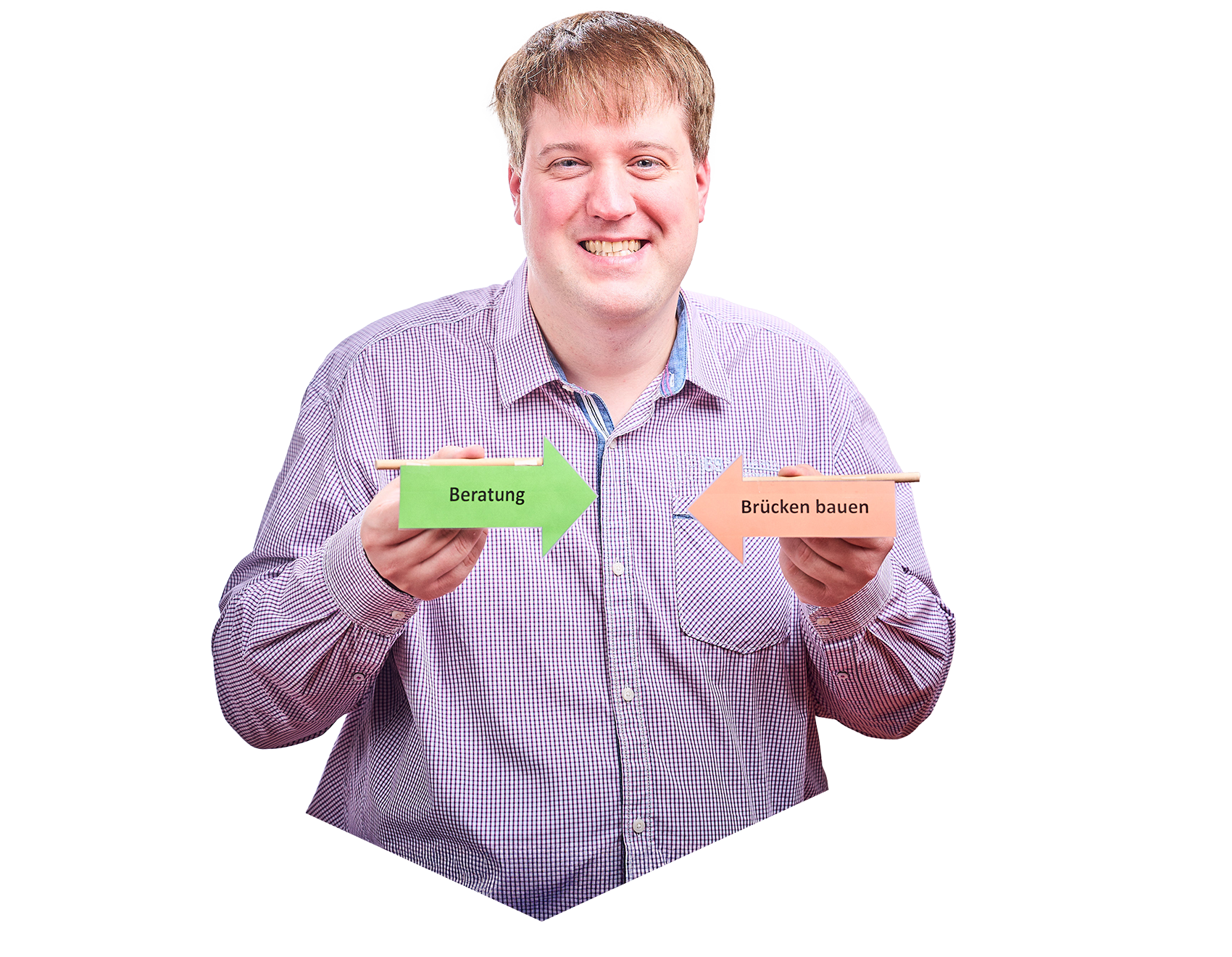 Lächender Mann mit Hemd, der zwei Papierpfeile in der Hand hält die aufeinanderzeigen. Auf dem einen Pfeil steht Beratung auf dem anderen Brücken bauen.