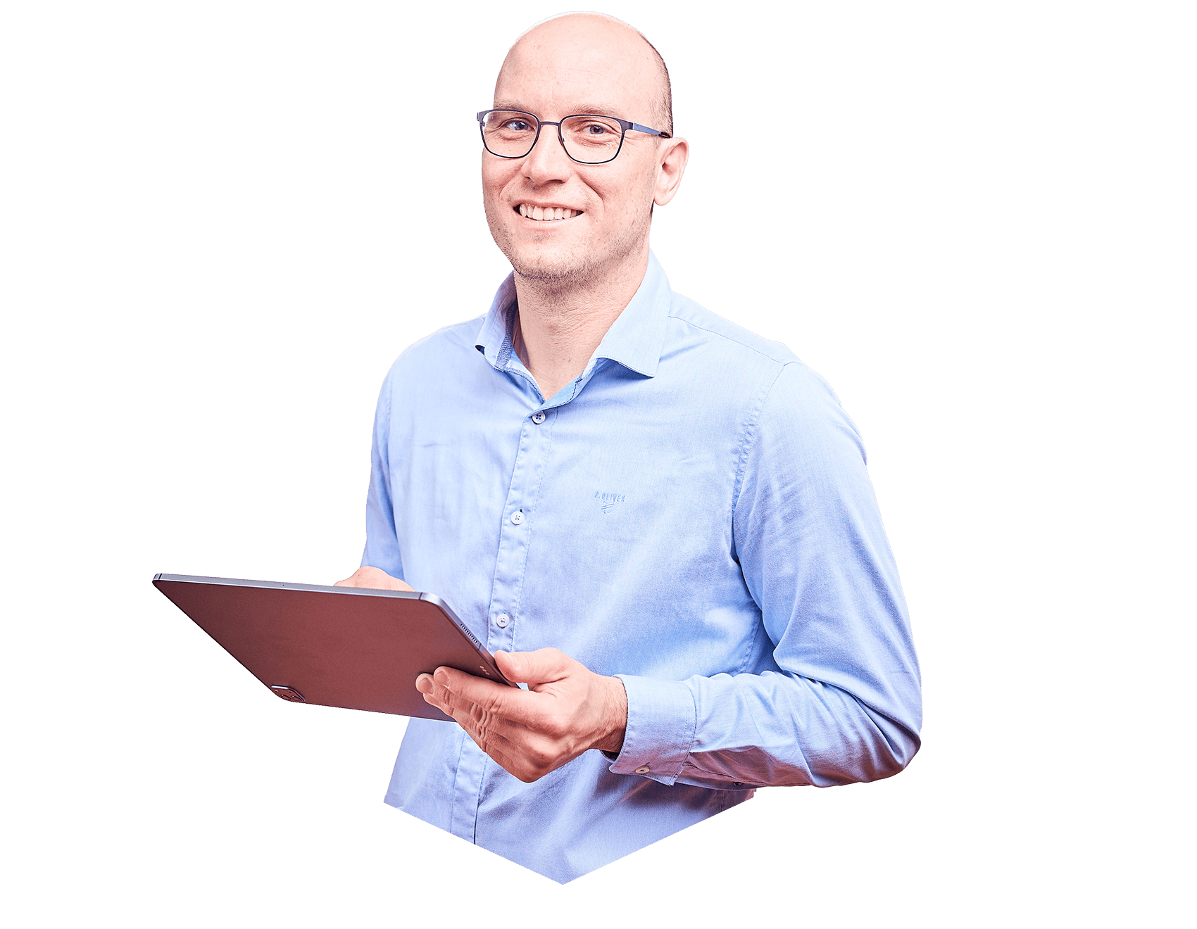 Ein lächelnder Mann mit Brille hält ein Tablet in der Hand.