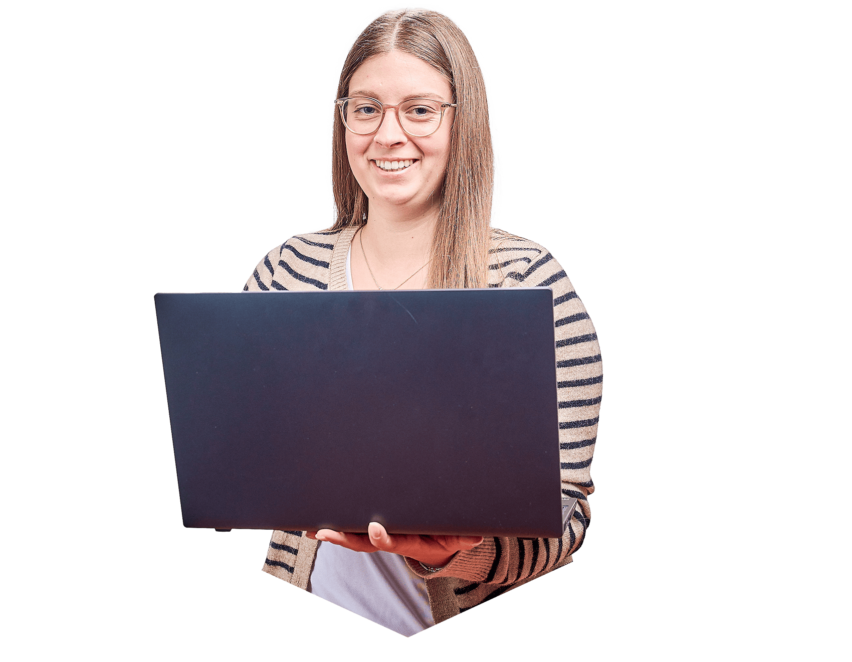 Eine lächelnde Frau mit Brille hält einen Laptop in der Hand.