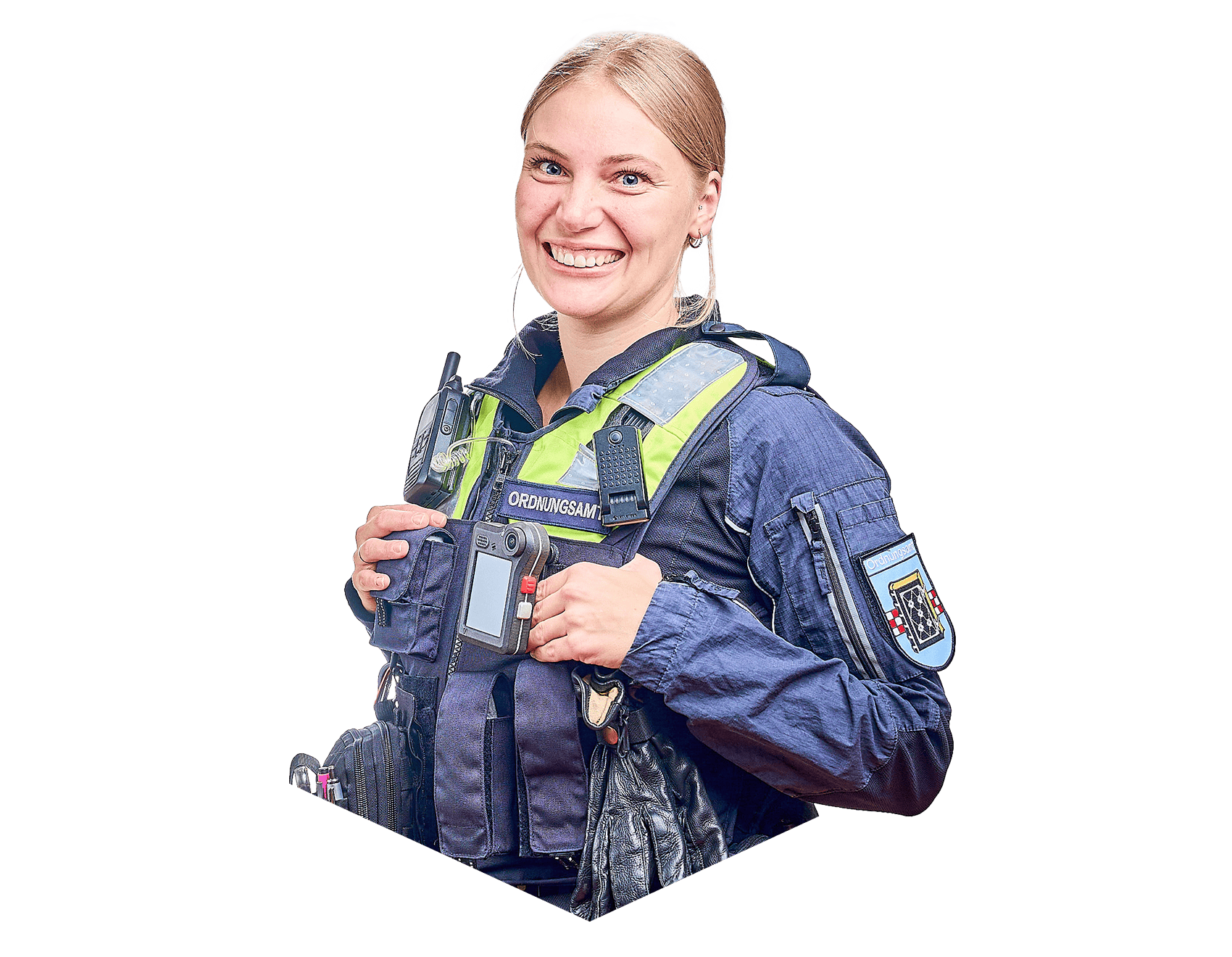 Eine Frau mit Arbeitskleidung vom Ordnungsamt schaut lächelnt in die Kamera.