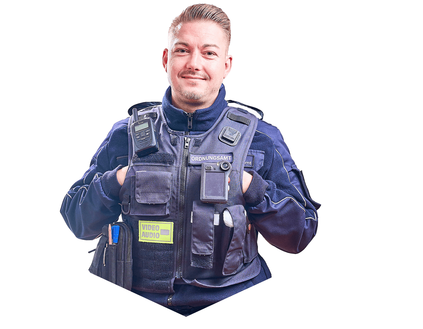 Ein Mann in blauer Uniform vom Ordnungsamt schaut lächelnt in die Kamera.