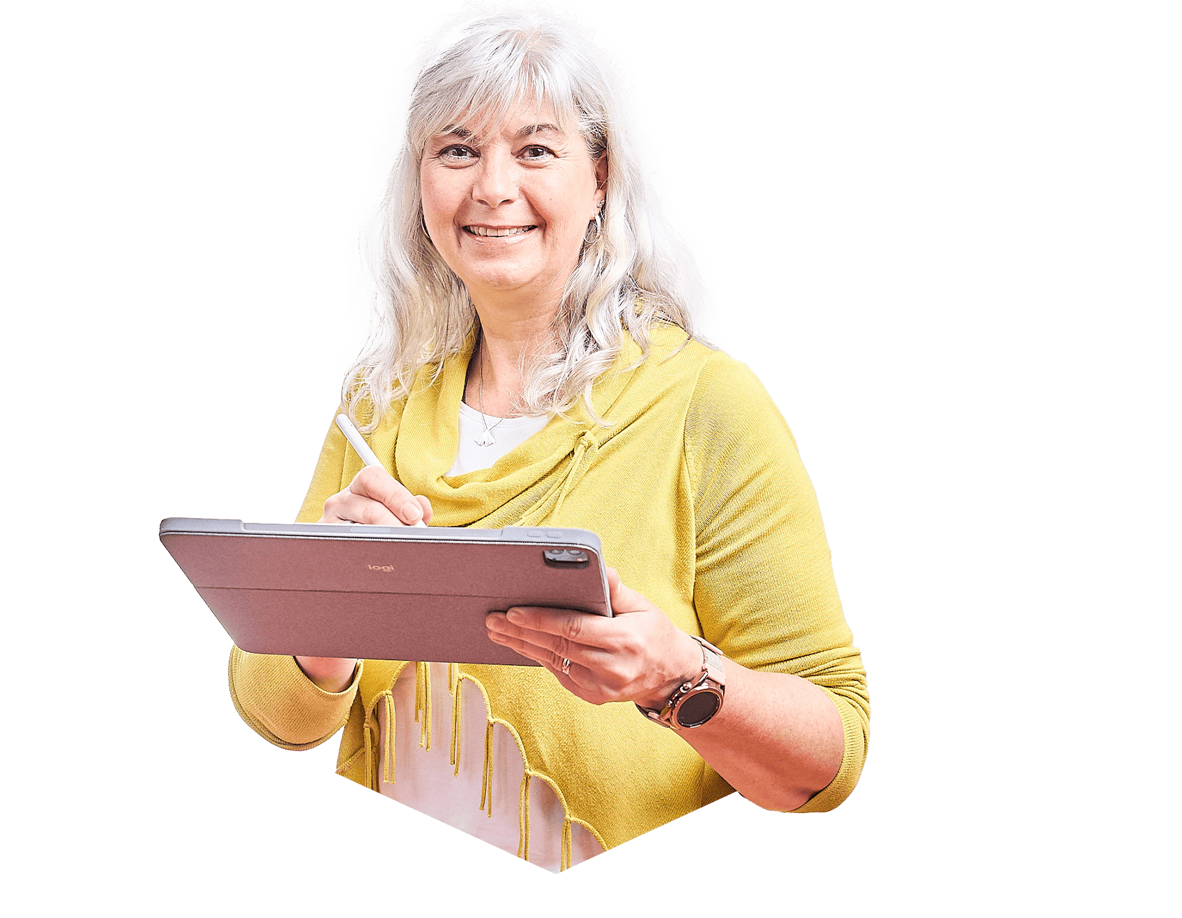 Eine Frau lächelt in die Kamera und hält ein IPad und einen Apple Pencil in den Händen.