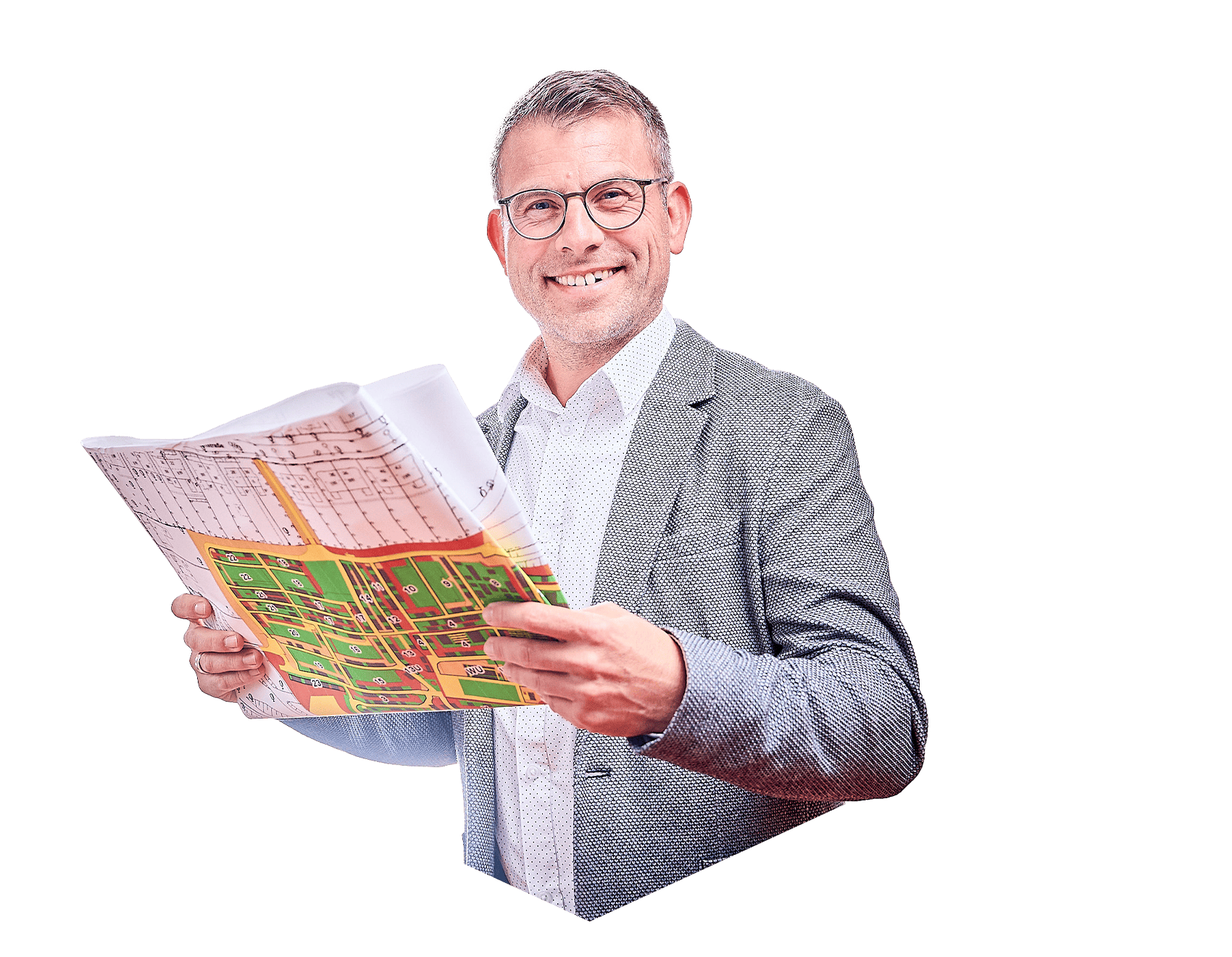 Ein Mann in einem grauen Anzug lächelt in die Kamera und hält eine Karte in den Händen.