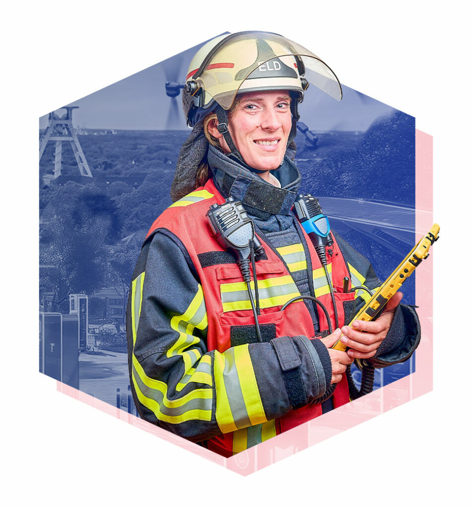 Feuerwehrmann in Uniform und Helm, der ein geschütztes Tablet in der Hand hält