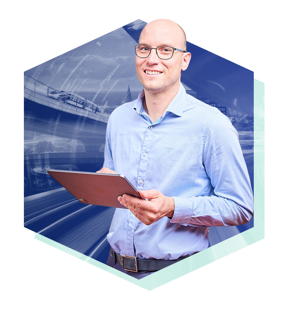 Ein lächelnder Mann, der ein IPad in den Händen hält und sich vor einem futuristischen Hintergrund befindet.