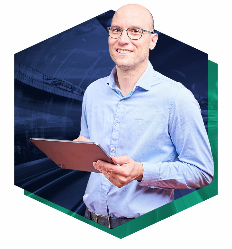 Ein lächelnder Mann, der ein IPad in den Händen hält und sich vor einem futuristischen Hintergrund befindet.