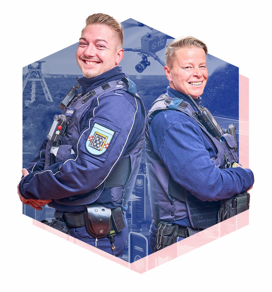 Eine Frau und ein Mann vom Ordnungsamt stehen Rücken an Rücken aneinander und lächeln in die Kamera.