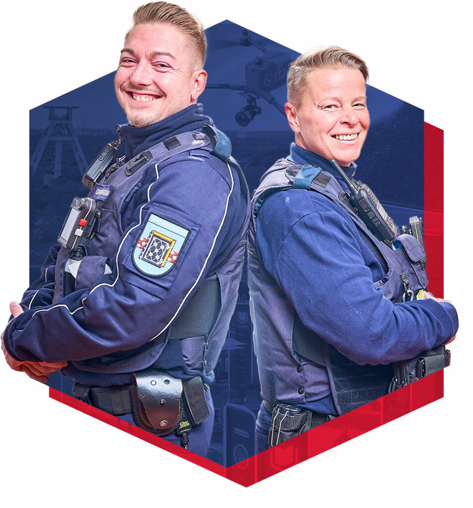 Eine Frau und ein Mann vom Ordnungsamt stehen Rücken an Rücken aneinander und lächeln in die Kamera.