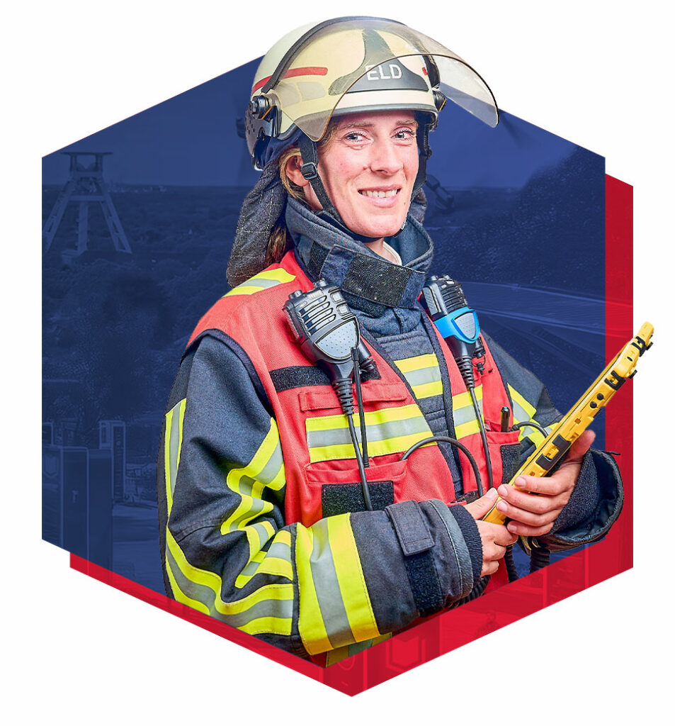 Feuerwehrmann in Uniform und Helm, der ein geschütztes Tablet in der Hand hält