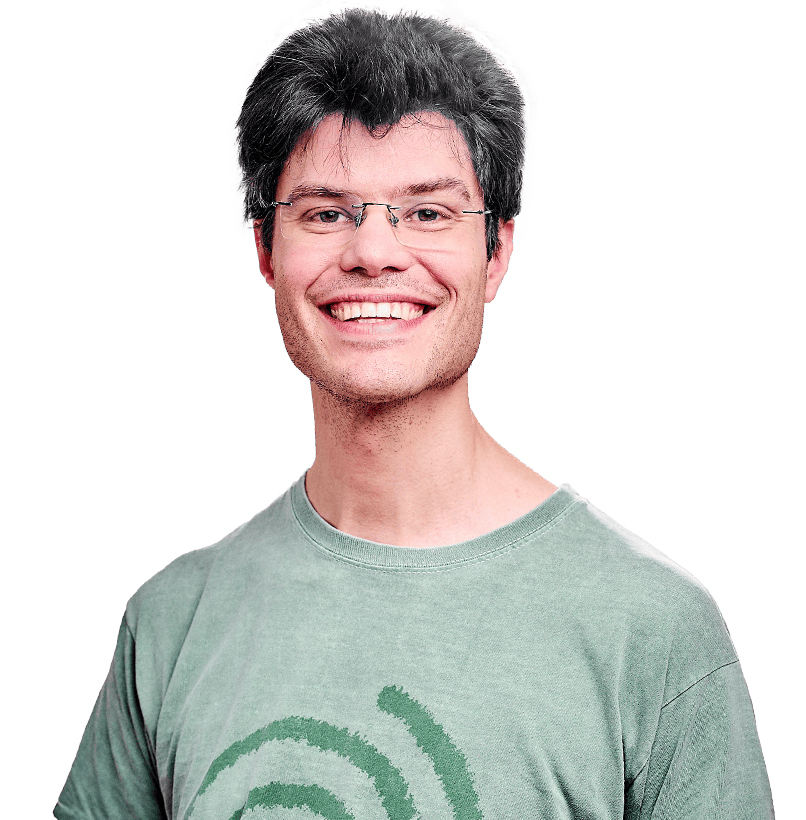 Lächender Mann mit Brille und grünem T-Shirt