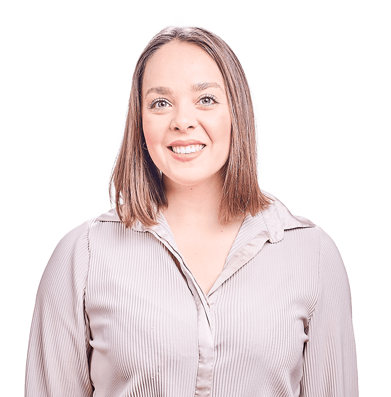 Eine lächelnde Frau mit kurzen braunen Haaren, die eine Bluse trägt.