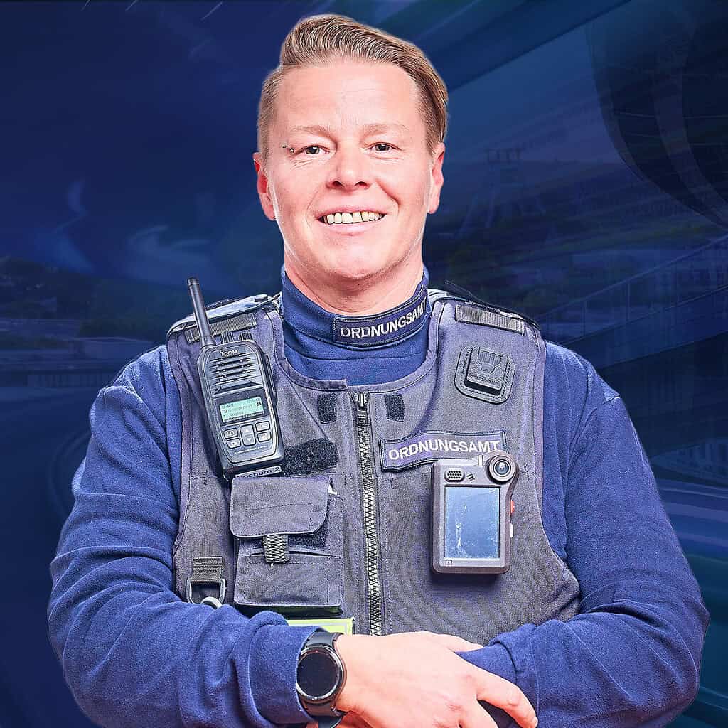 Eine Frau vom Ordnungsamt schaut lächelnt in die Kamera.