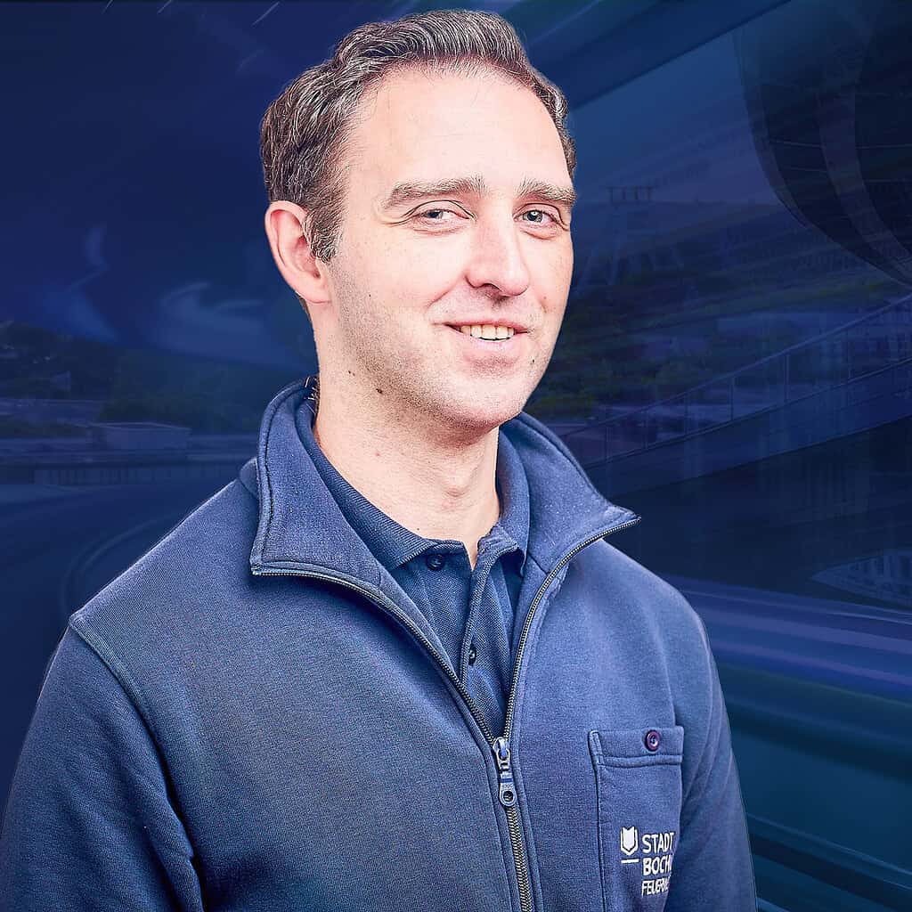 Mann mit blauem Reissverschlusspulli der Stadt Bochum