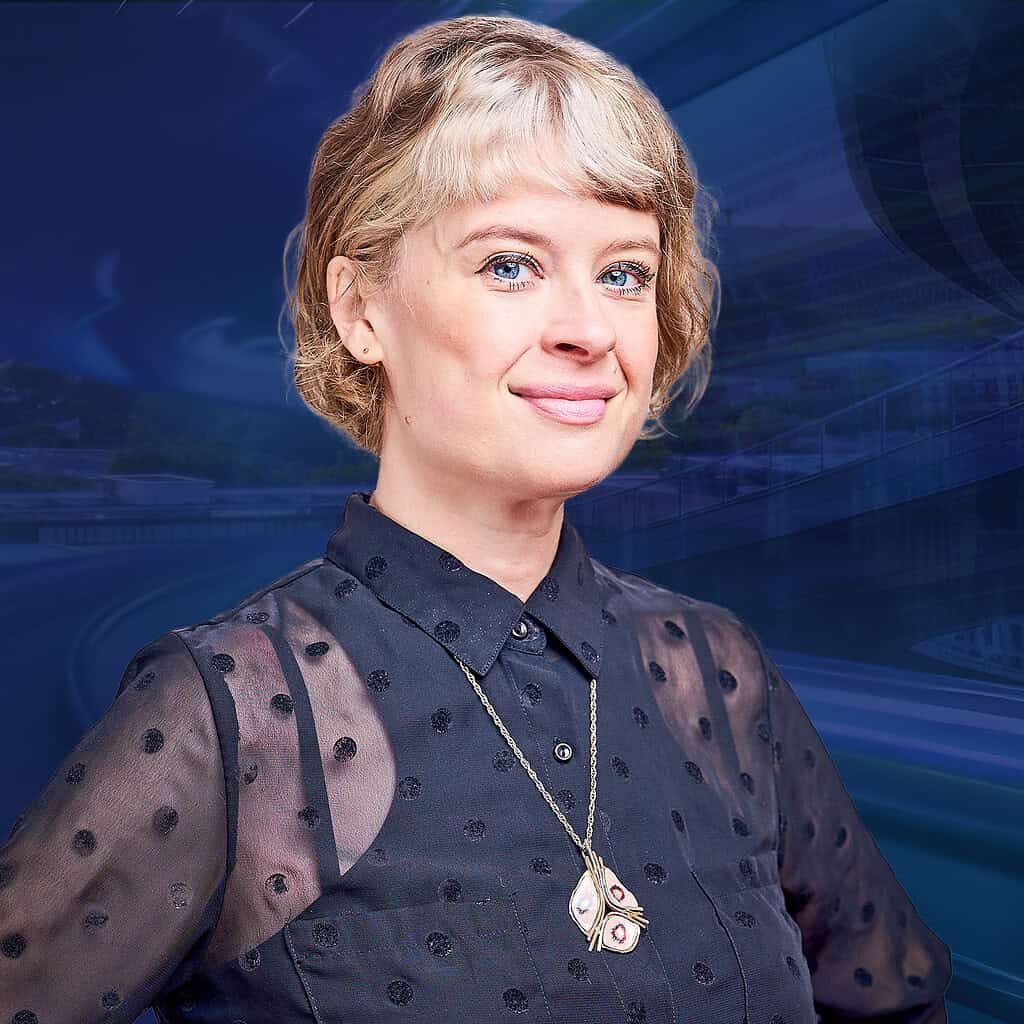 Lächelnde Frau mit einer schwarzen Bluse.