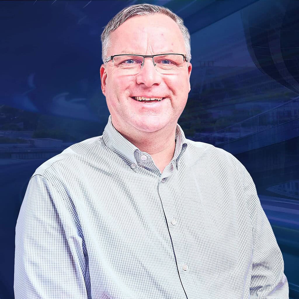 Ein Mann mit Brille lächelt in die Kamera.