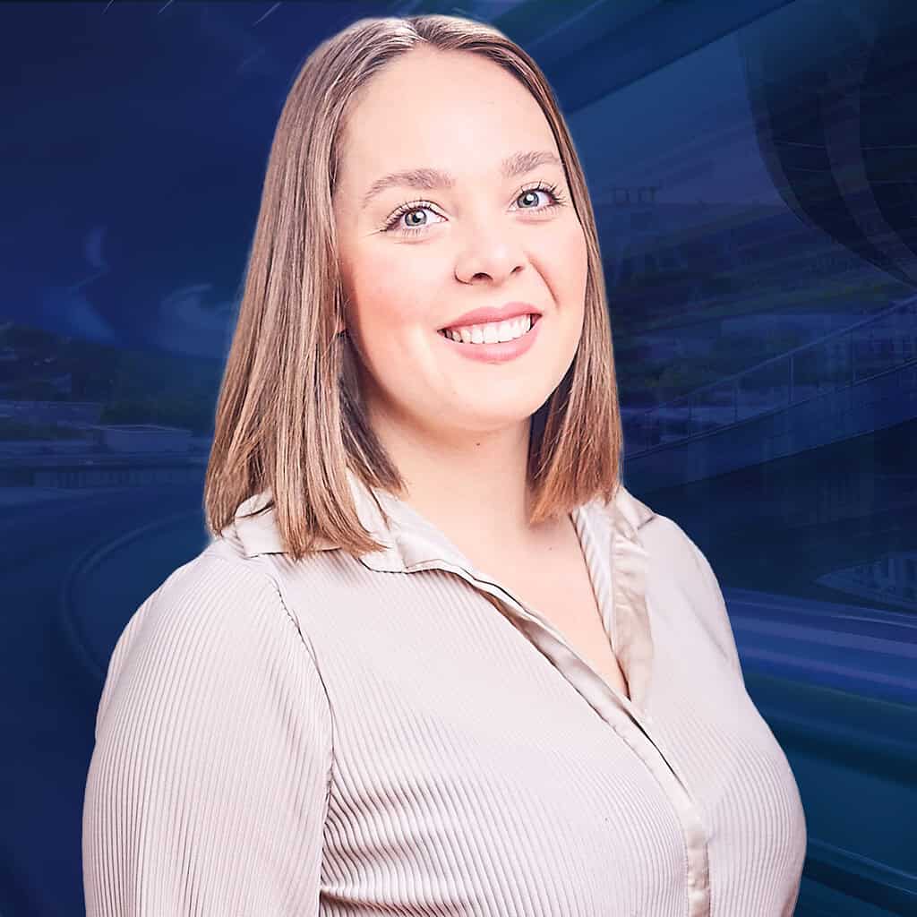 Junge braunhaarige lächelnde Frau in einer rosa Bluse