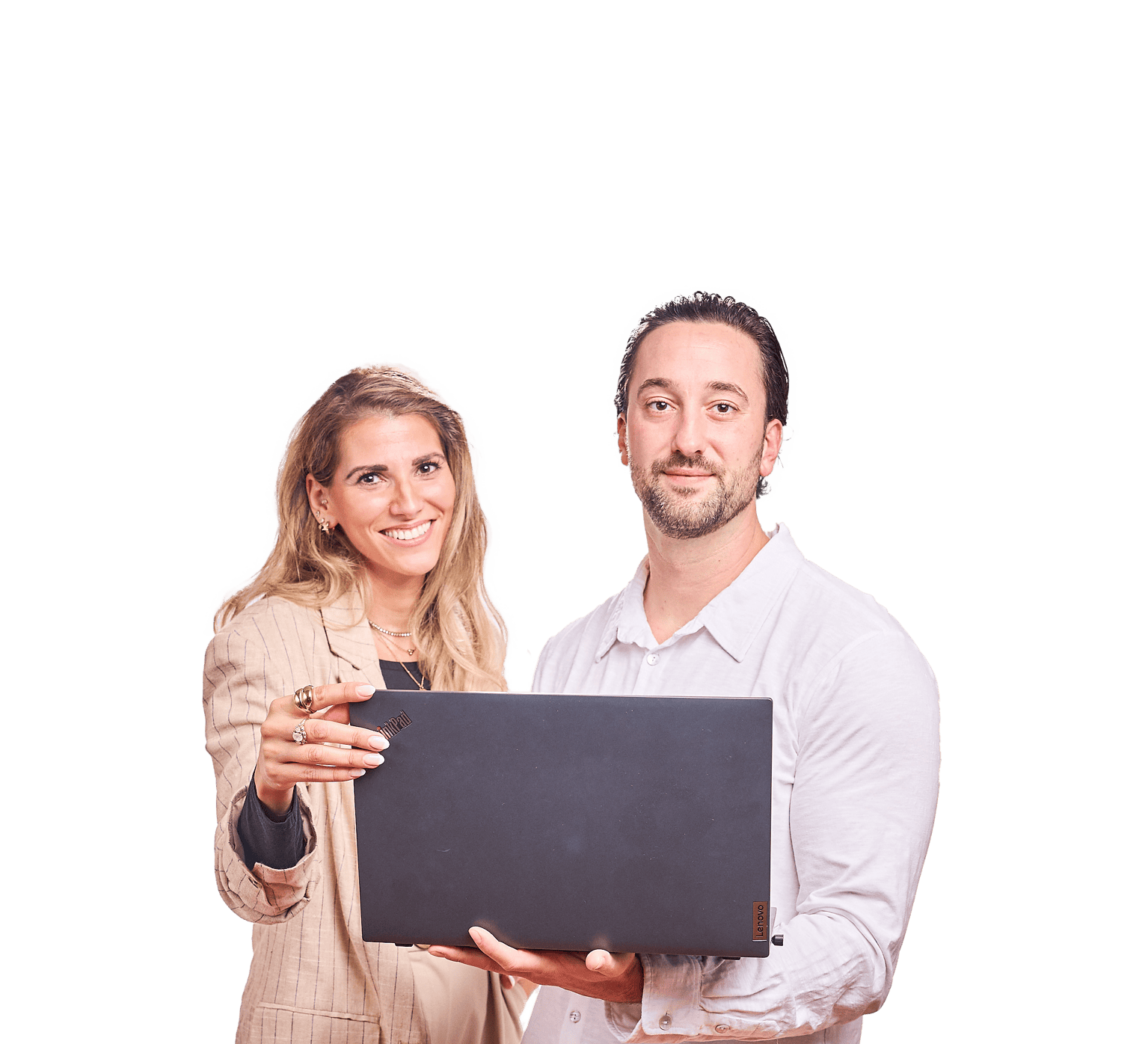 Frau und Mann halten einen Laptop und schauen nach vorne.